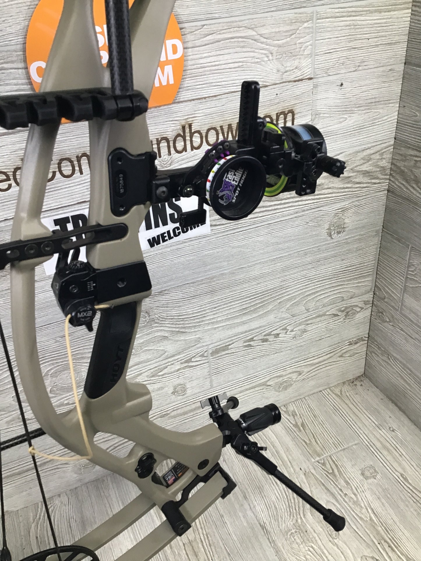 Hoyt RX-10 RH Sandstorm 70lb RTH Package