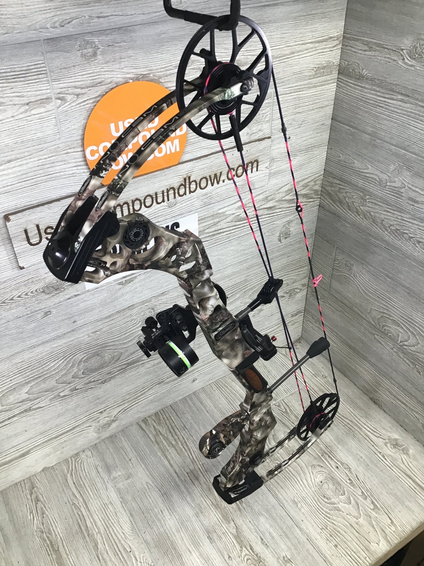 Used Mathews No Cam HTX Lost Camo 26.5"/60# Right Handed Package