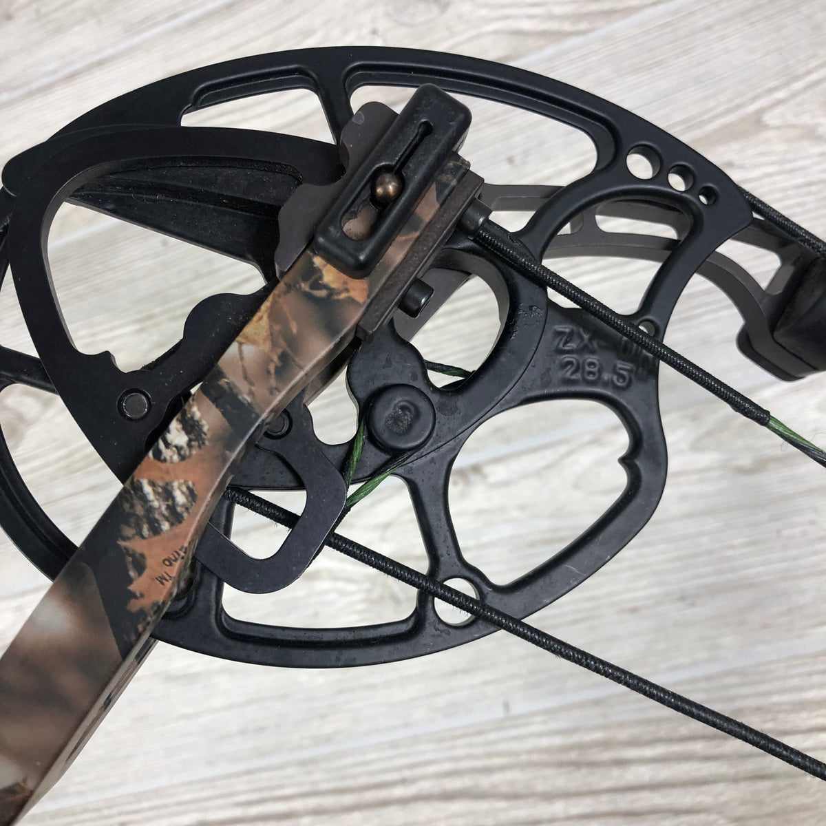 Used Mathews ZXT Right handed 60-70# 28.5" package