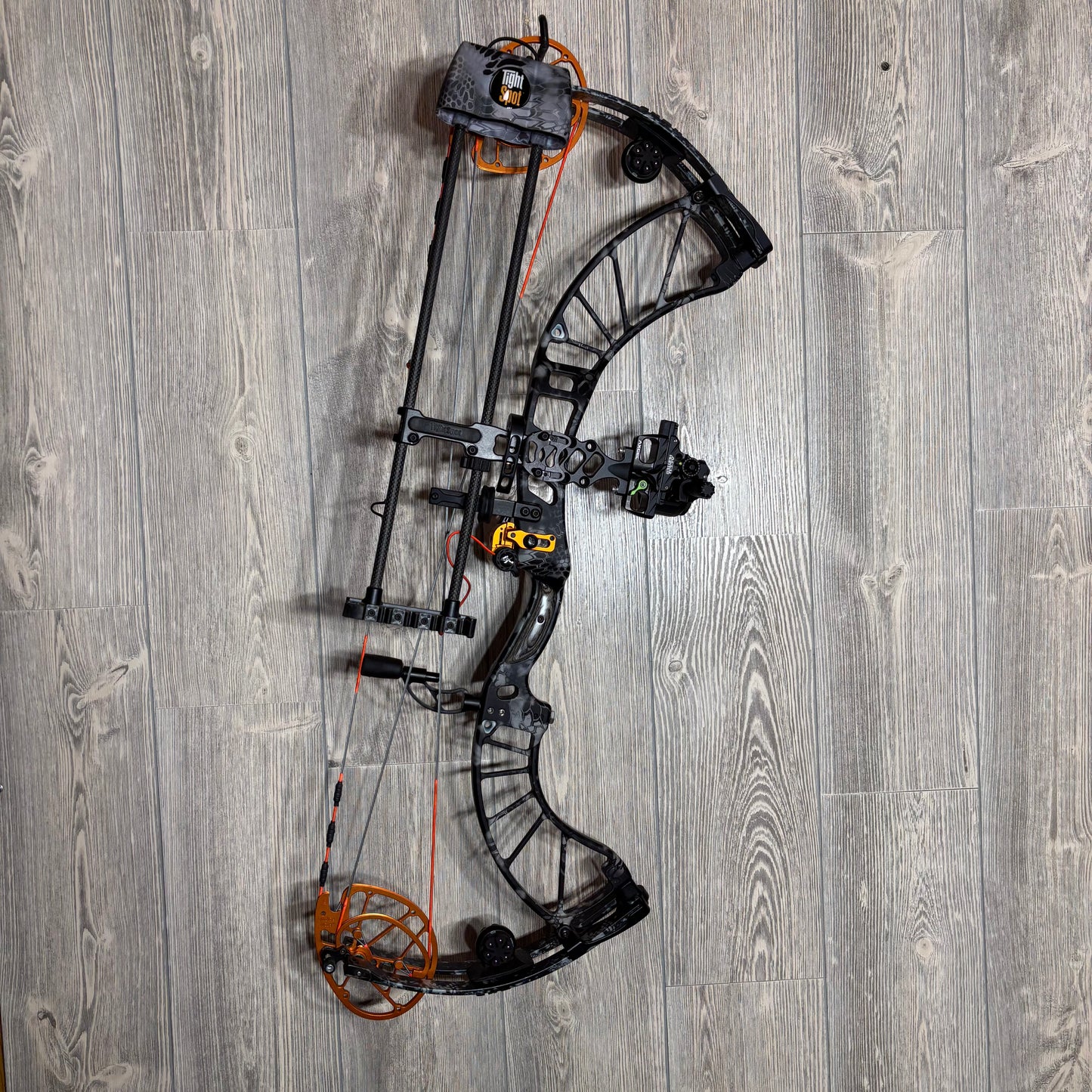 Used Obsession Def-Con 6 RH 28" 70lb Bow Package
