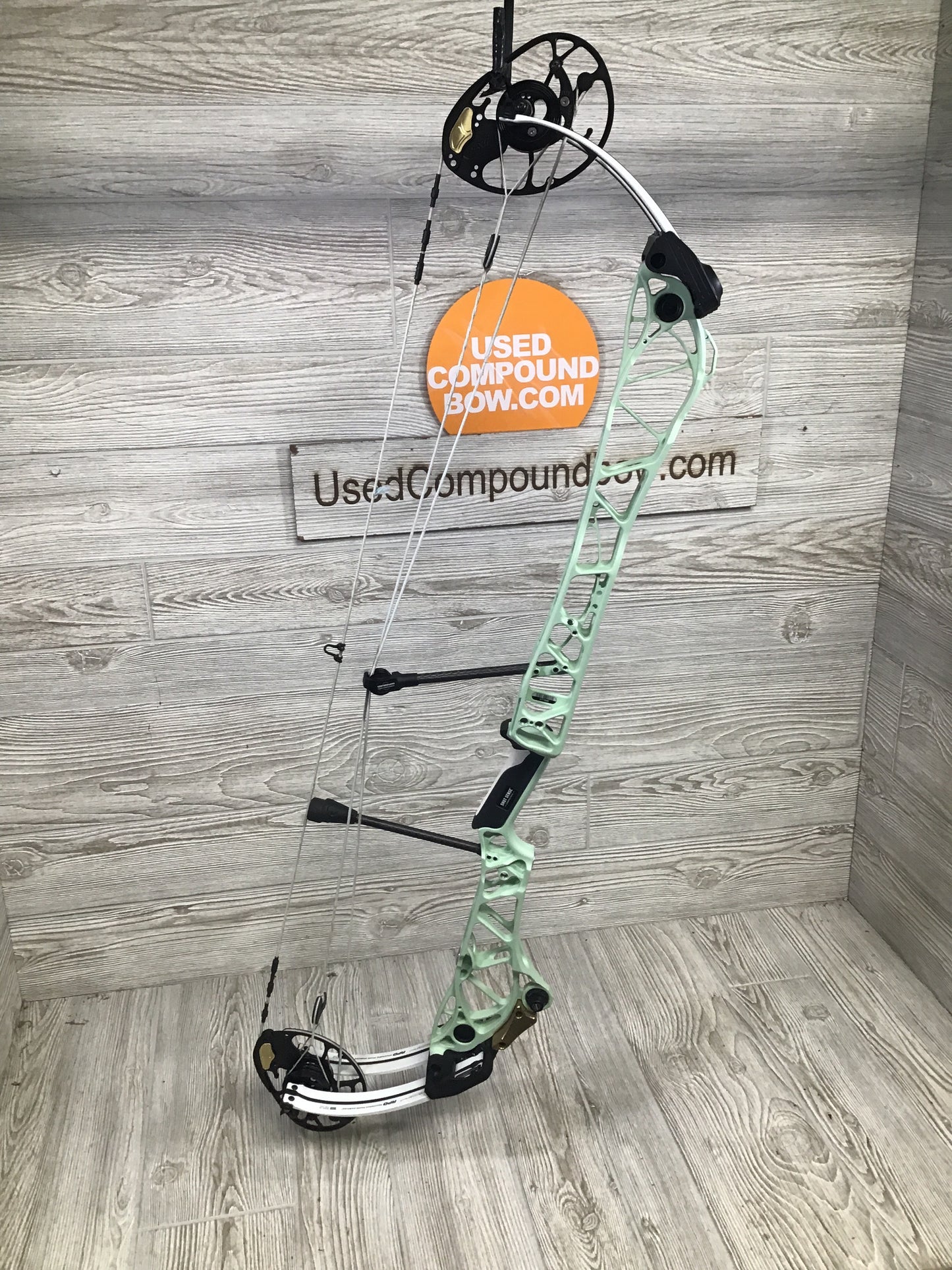 Used Mathews Title 38 (Gen 2) Mint White limbs Right Handed Target bow