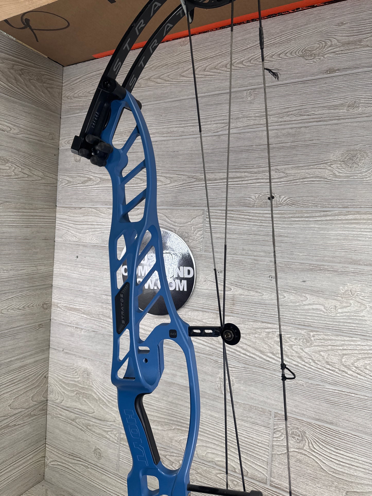 Used Hoyt Stratos 40 Right-Handed Blue HBT 2 cam 29.5-32''