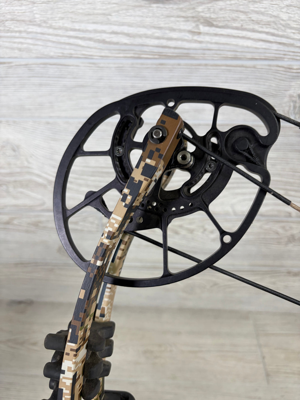 Used Hoyt Ventum 30 25-28" 60-70lb RH Sitka Sub Alpine Bow