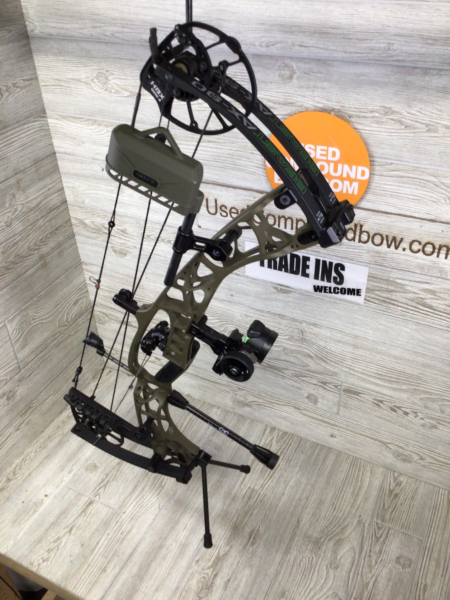 Used Hoyt AX-90 BEAST Right Handed LOADED PACKAGE 28"/90# Wilderness