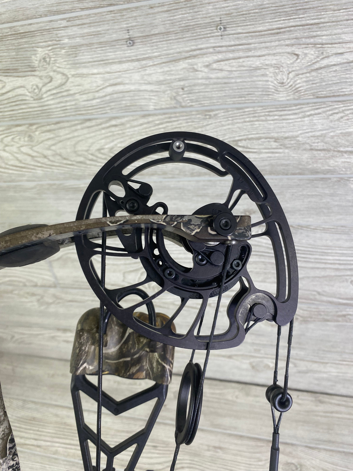 Prime Black 3 60-70# 25.5-31" Right Handed Realtree Escape Loaded