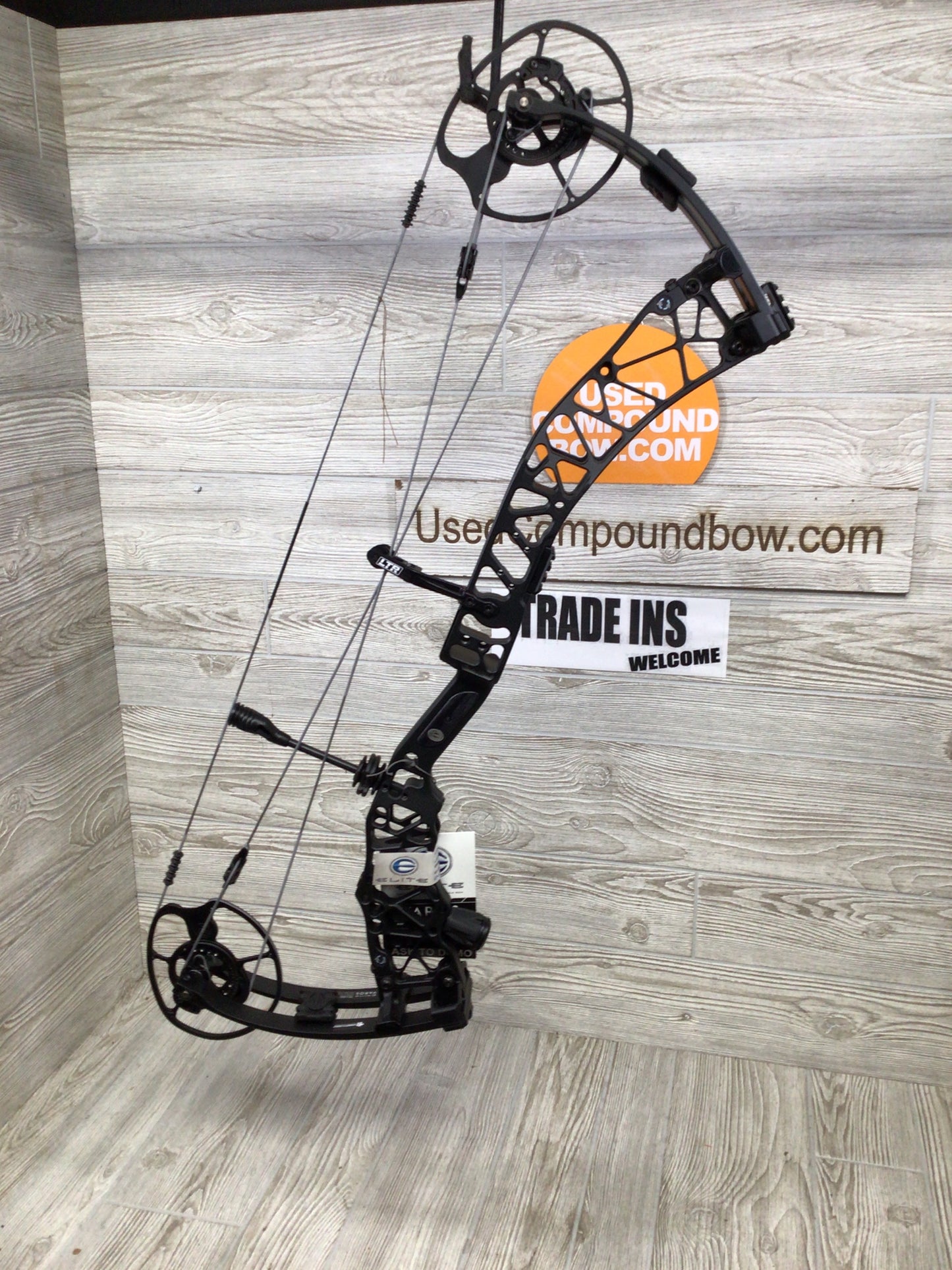 Elite Varos Right Handed 60-70# 25.5-31" Black