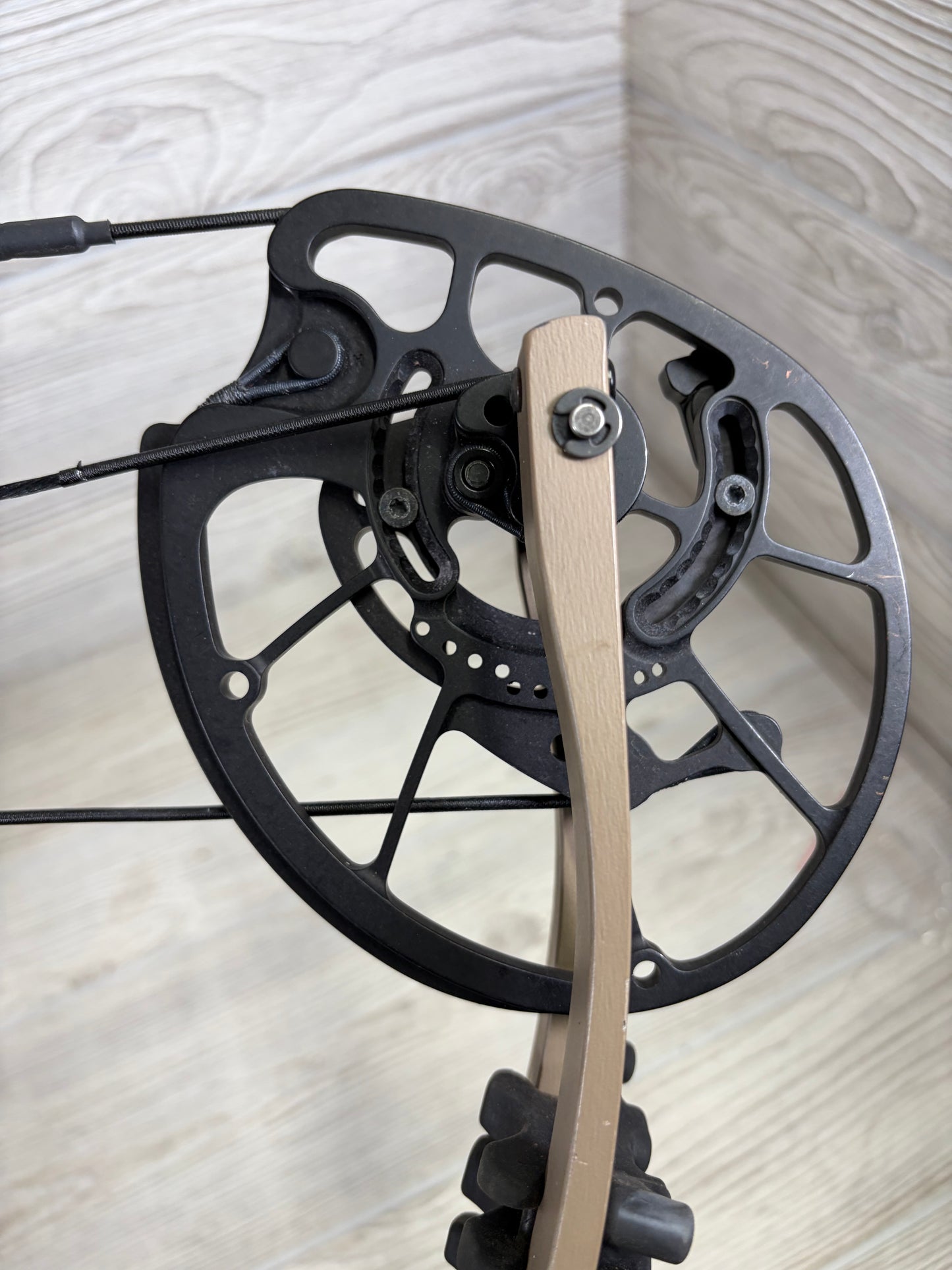 Used Hoyt RX-7 Ultra Right Hand Buckskin 60-70# 27-32"