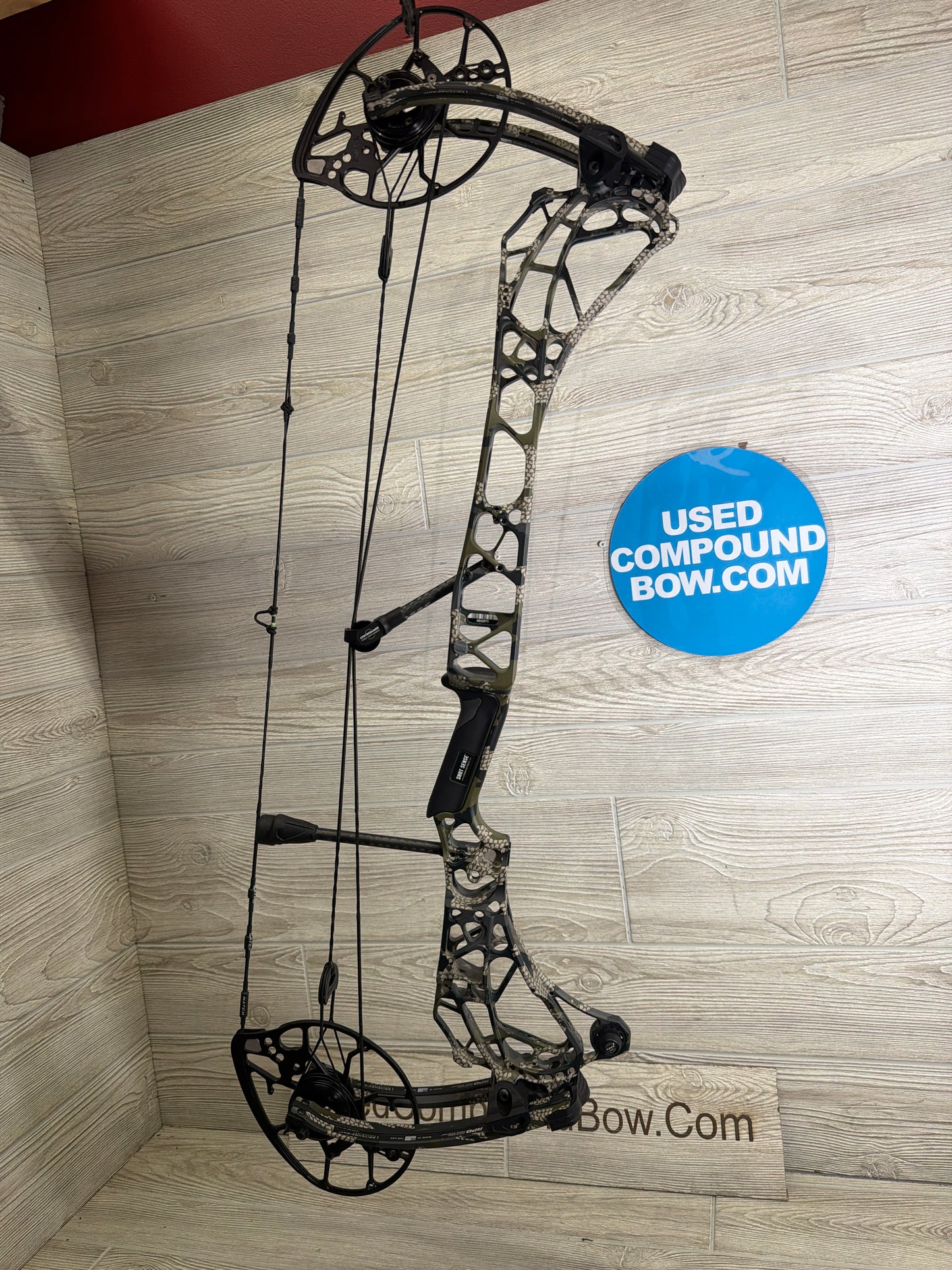 Used Mathews ARC 30 29.5" 60lb Kuiu Verde Right Hand Bow