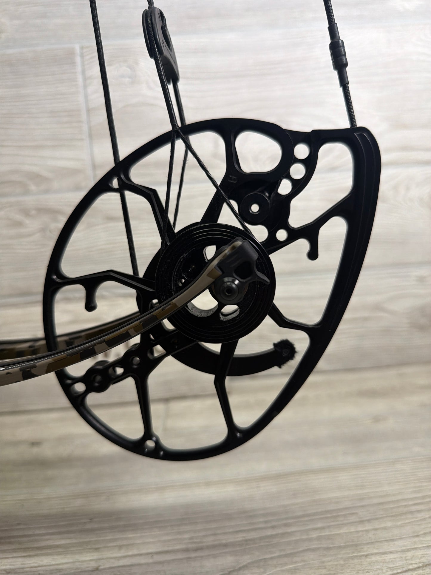 Used Mathews LIFT 33 27.5" 70lb Mossy Oak Bottomland Right Hand Bow
