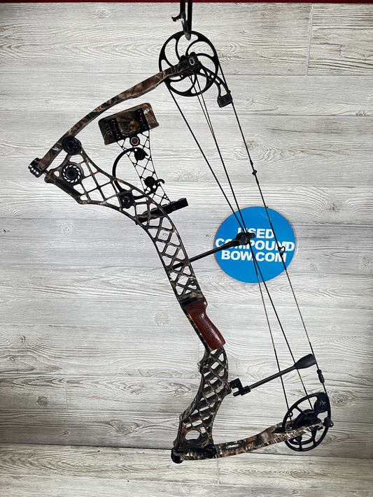 Used Mathews Heli-m rh lost camo 70# 28" with quiver