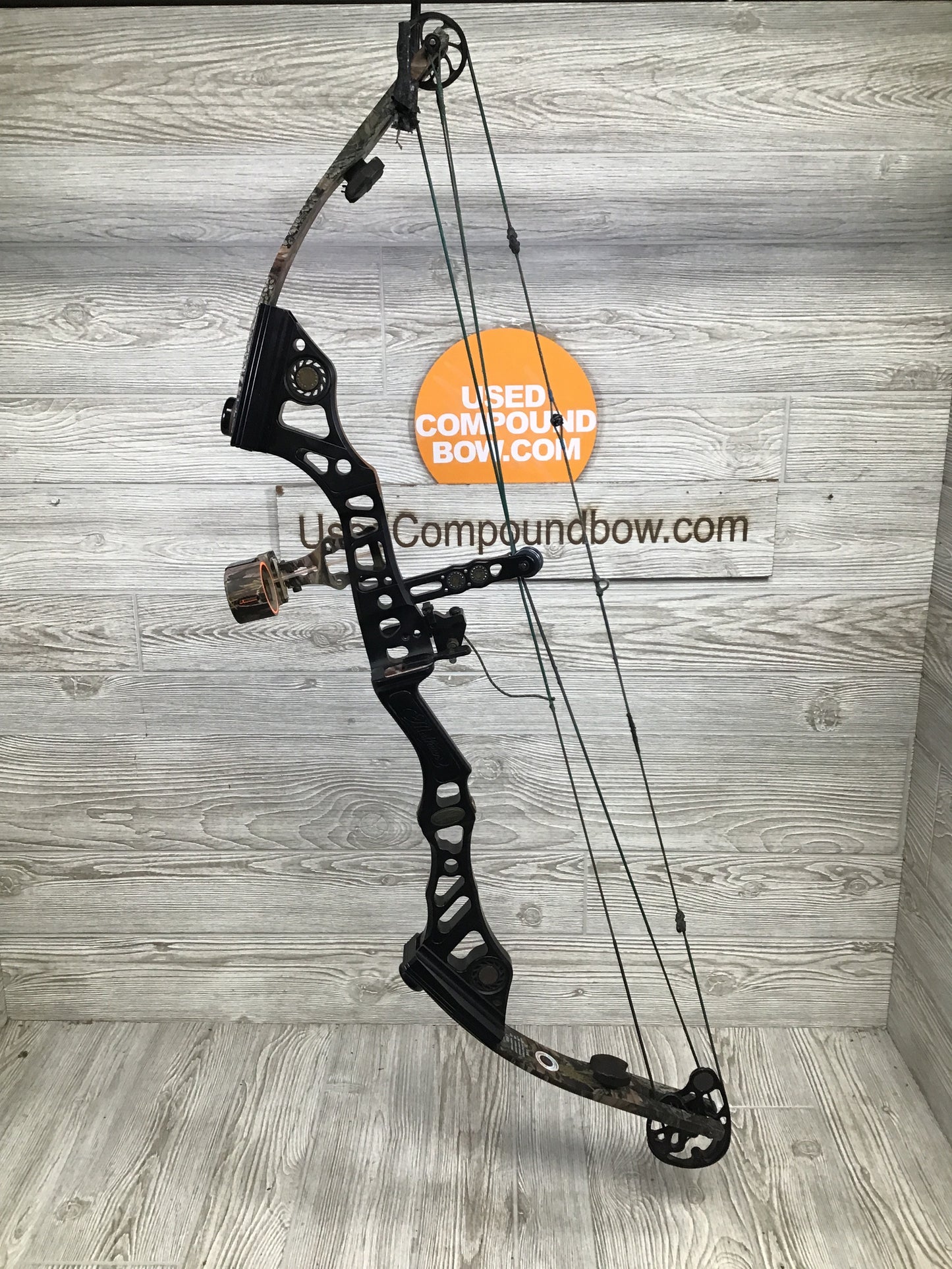 Used Mathews Apex 7 Right Handed Package 50-60# black riser/Realtree limbs