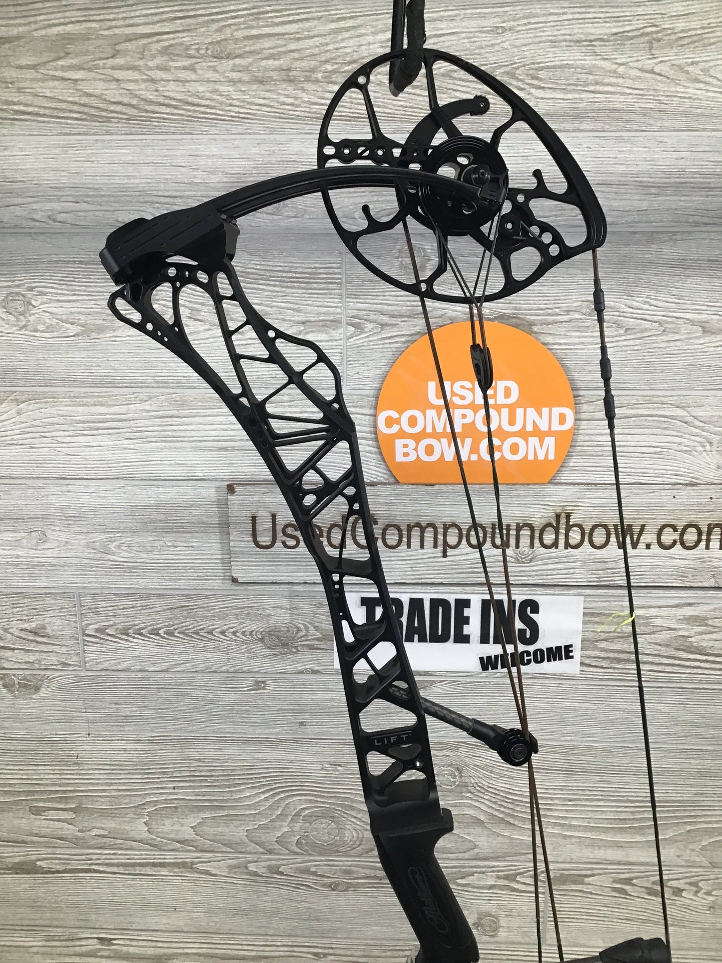 Used Mathews Lift 29.5 Right Handed Black Bow 26.5/70
