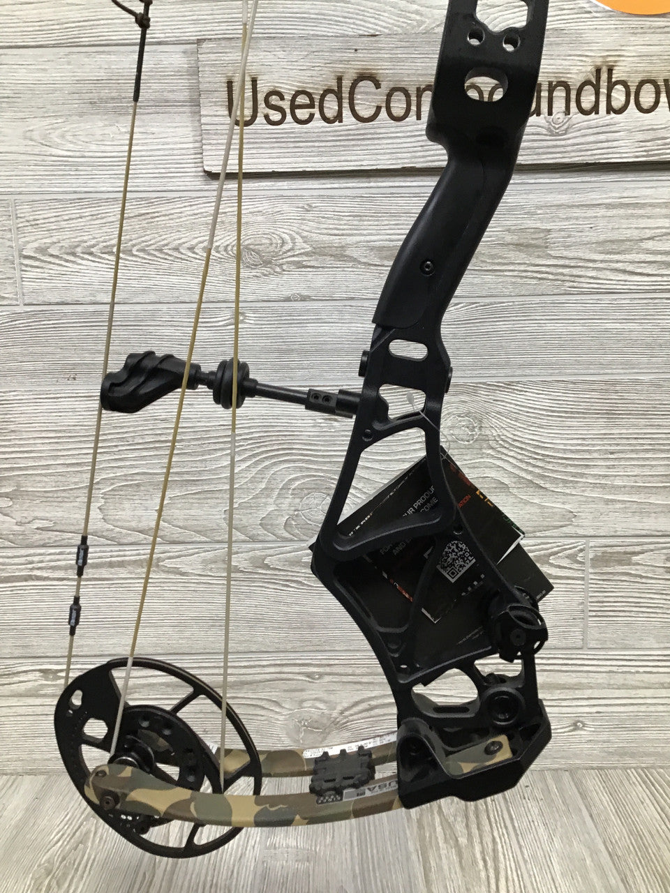 Bear Execute 32 RH 70lb Black Riser/Throwback Limbs Bow