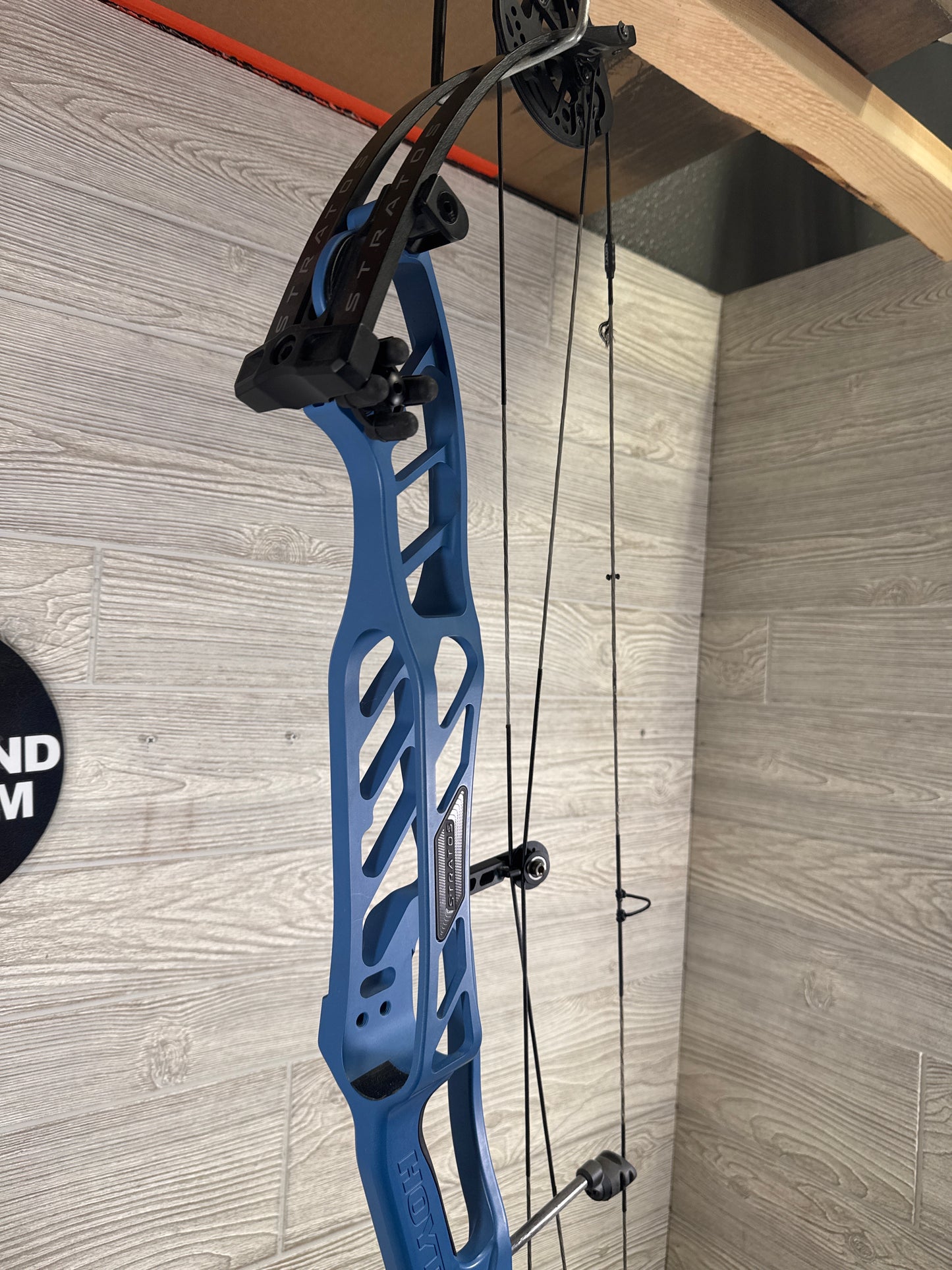 Used Hoyt Stratos 40 Right-Handed Blue HBT 2 cam 29.5-32''