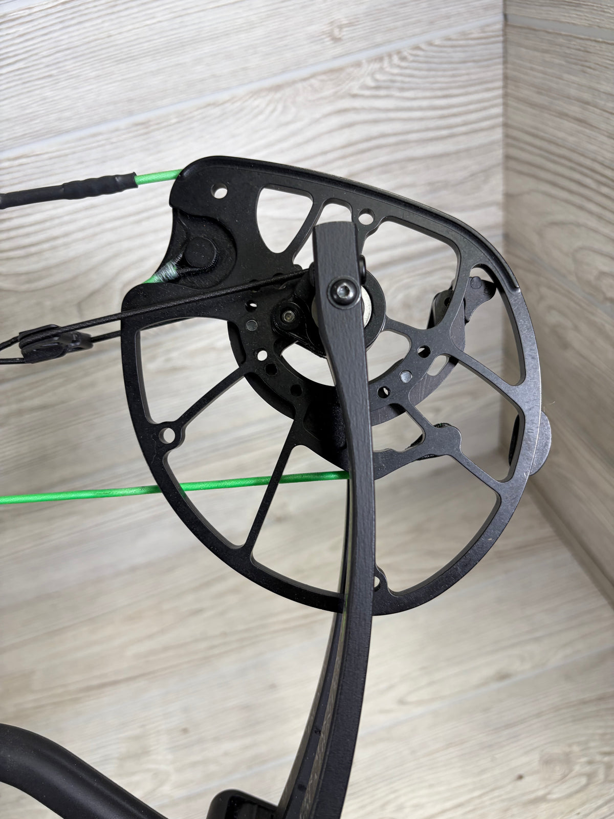 Hoyt RX-10 Ultra RH Bone Collector Edition 65-75# 26-31" Draw