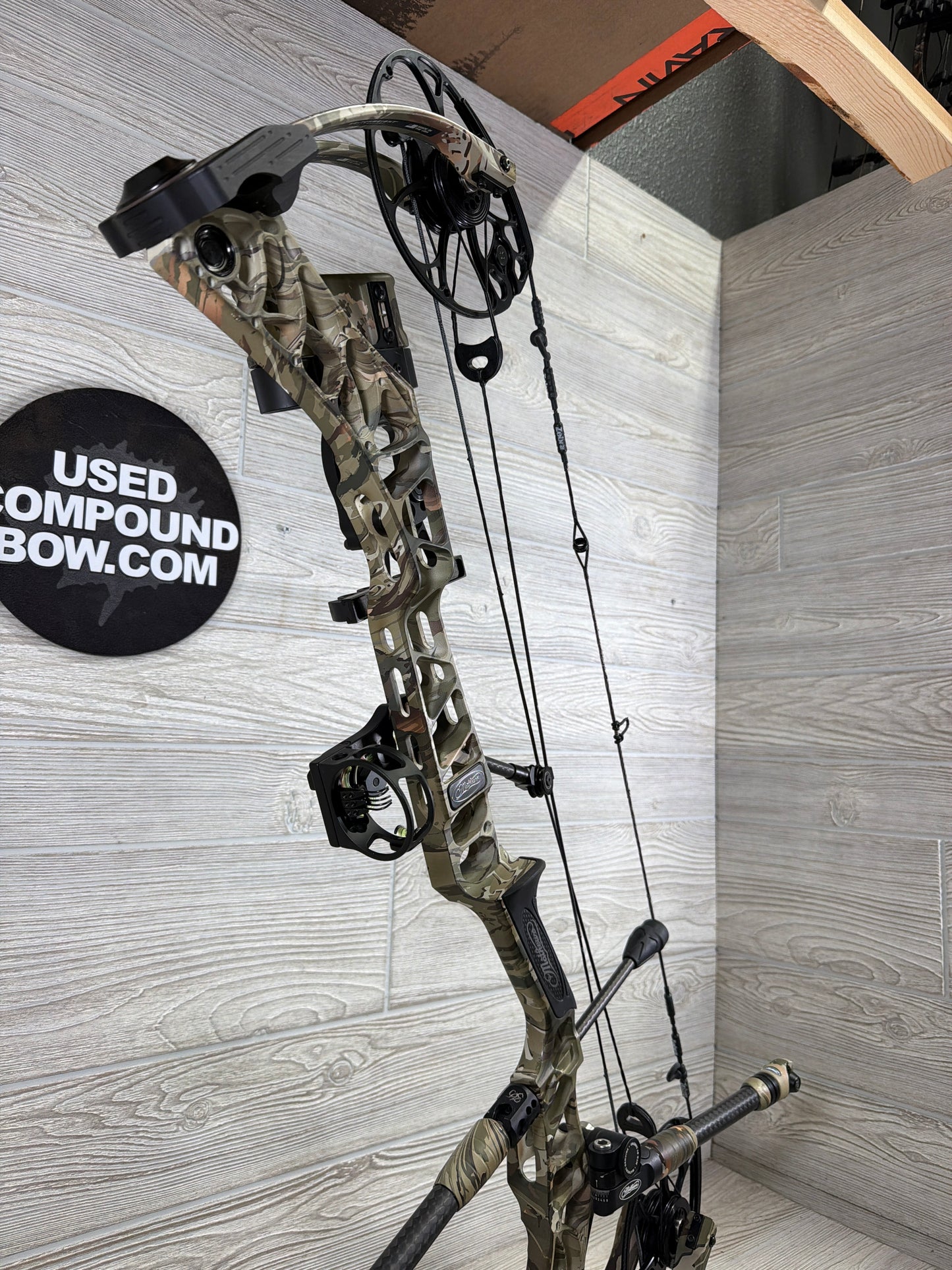 Used Mathews V3 31 Right Hand Under Armour Camo W/ Mathews Accessories
