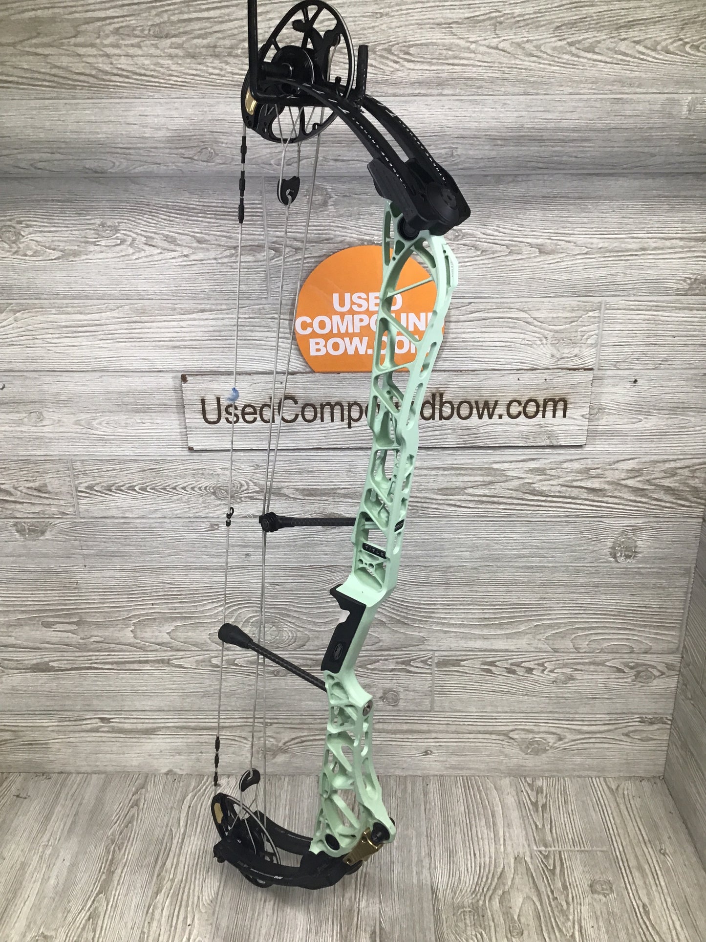 Used Mathews Title 38 G2 Mint with Black limbs LH