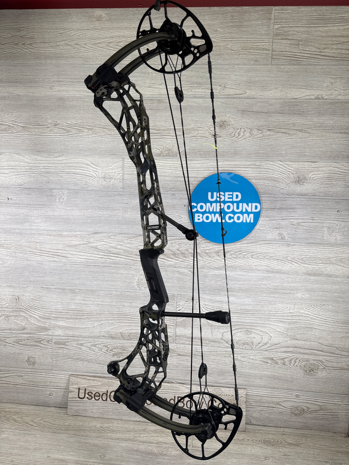 Used Mathews ARC 30 Kuiu Verde Ambush Green Limbs Right Hand Bow