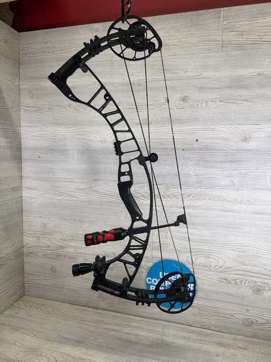 Used Hoyt Ventum 30 28" 70lb Black Bow