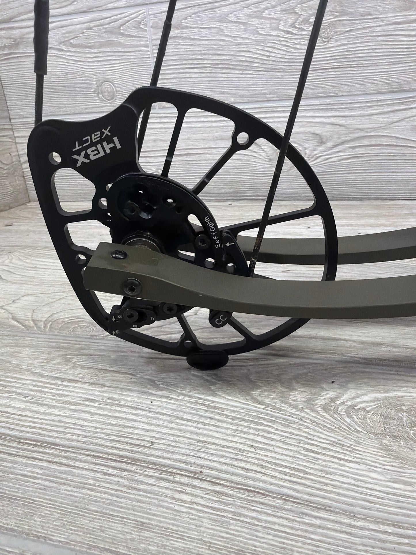 Used Hoyt Carbon RX-8 Ultra Right Hand 30" 70lb Wilderness Bow