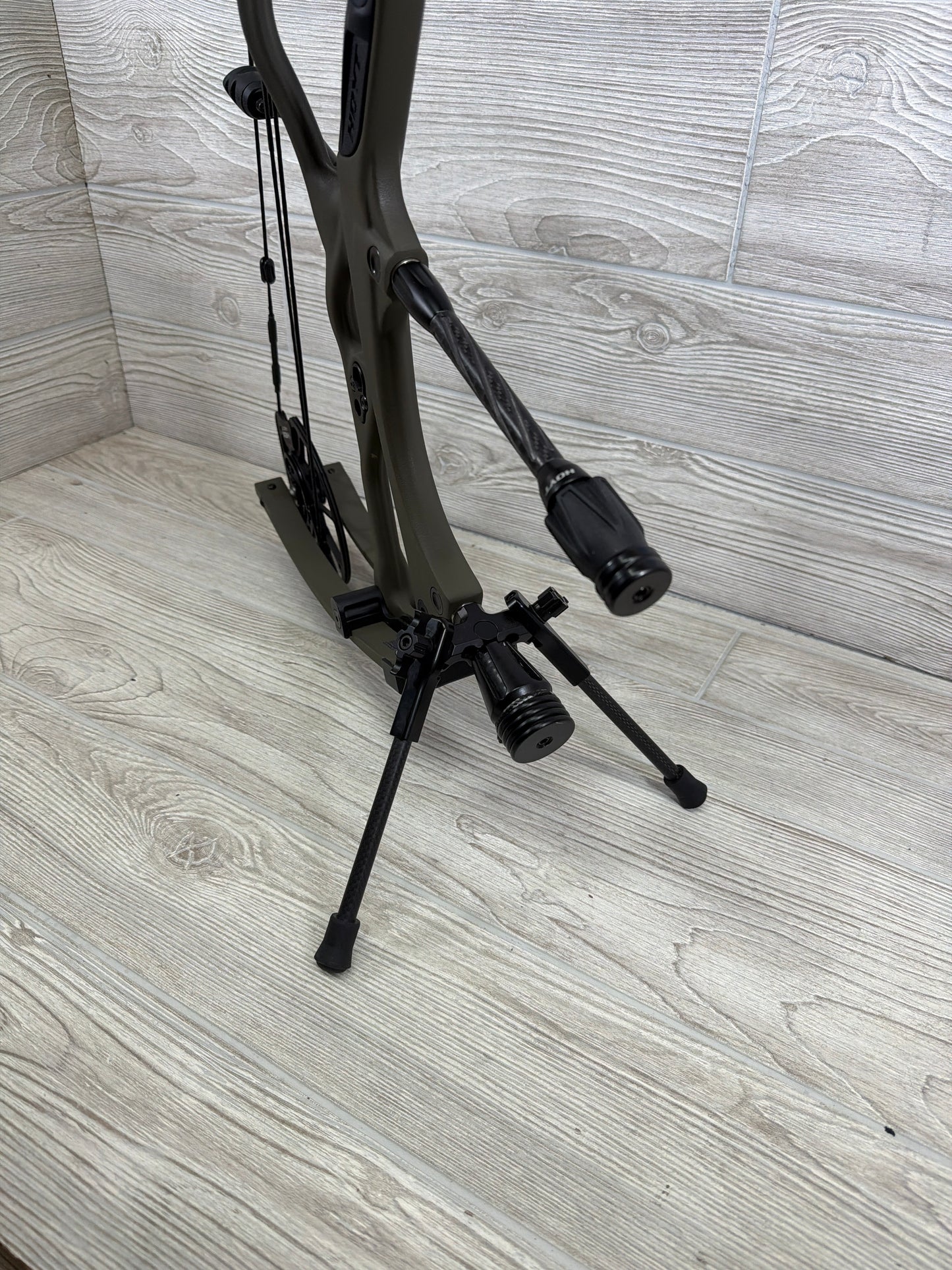 Used Hoyt Carbon RX-8 Ultra Right Hand 30" 70lb Wilderness Bow