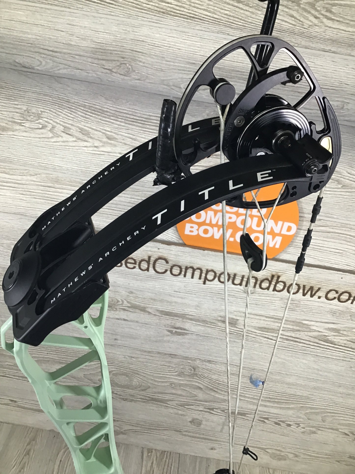 Used Mathews Title 38 G2 Mint with Black limbs LH