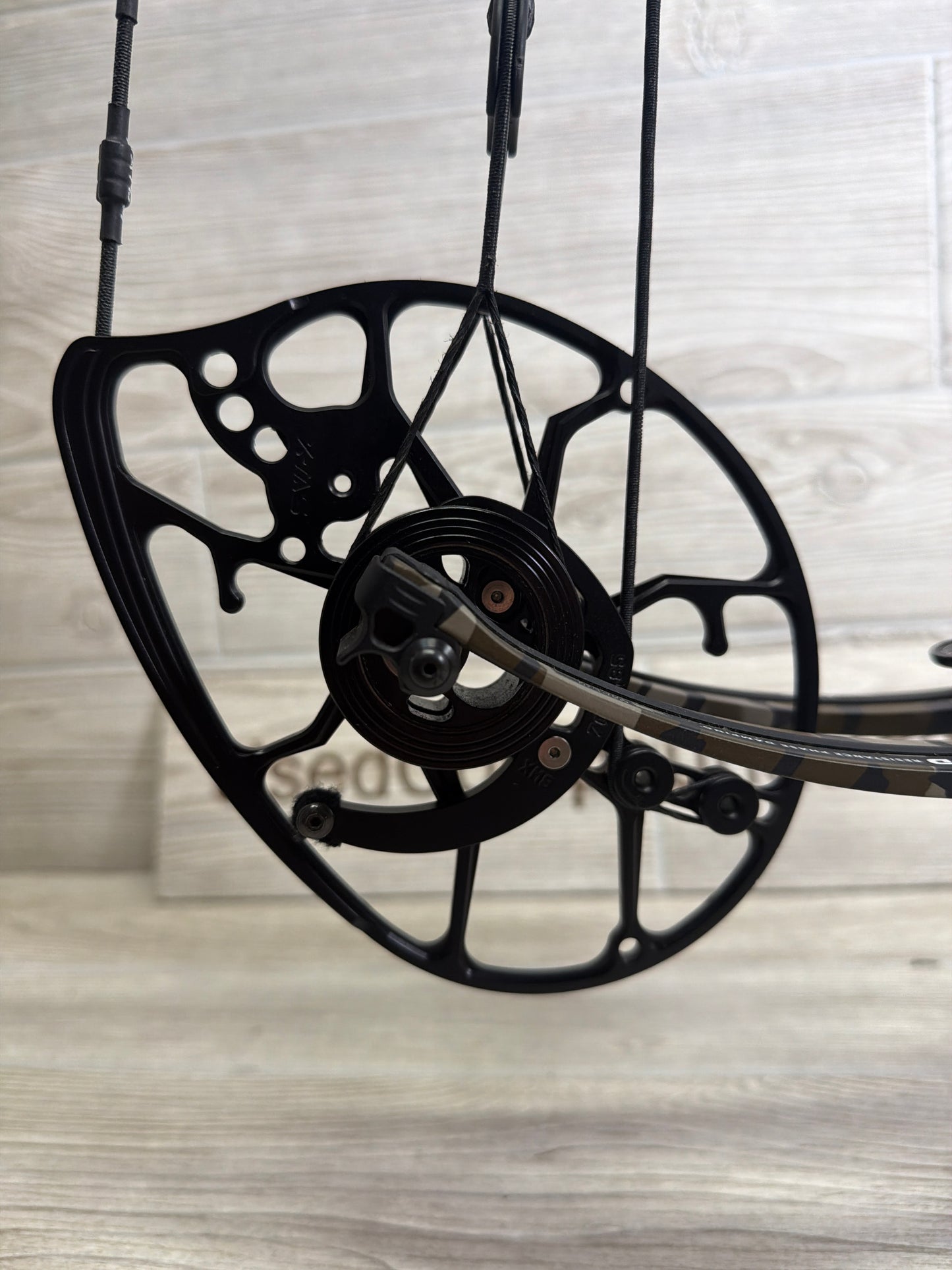 Used Mathews LIFT 33 27.5" 70lb Mossy Oak Bottomland Right Hand Bow