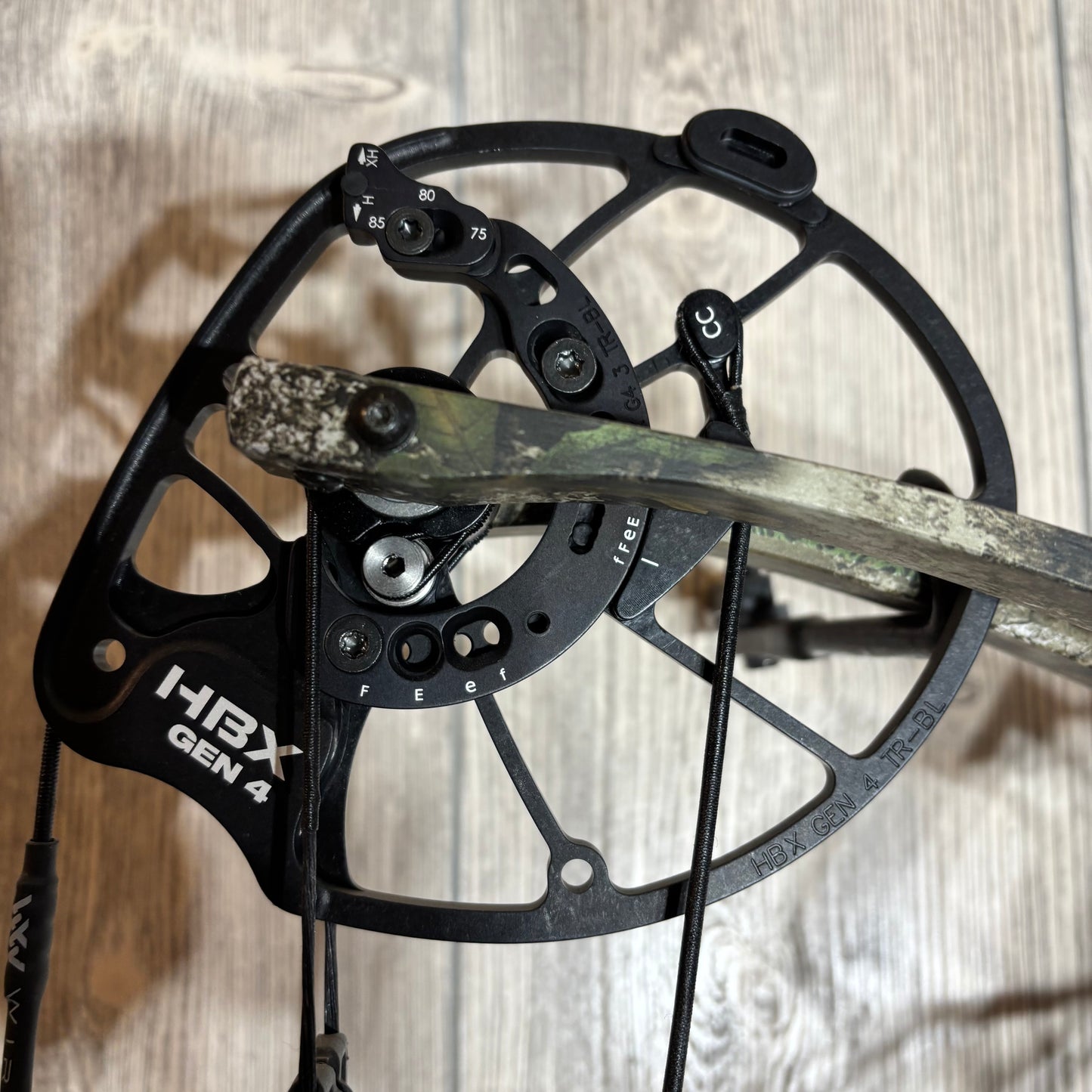 Used Hoyt Alpha AX-2 32 RH Realtree APX 70lbs