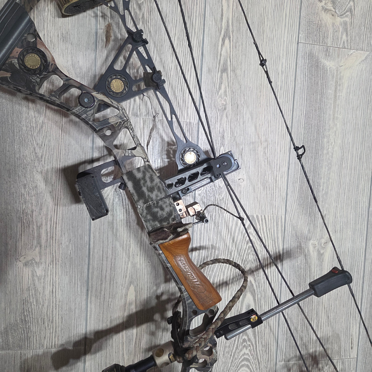 Used Mathews Outback RH 30" 70lbs Package