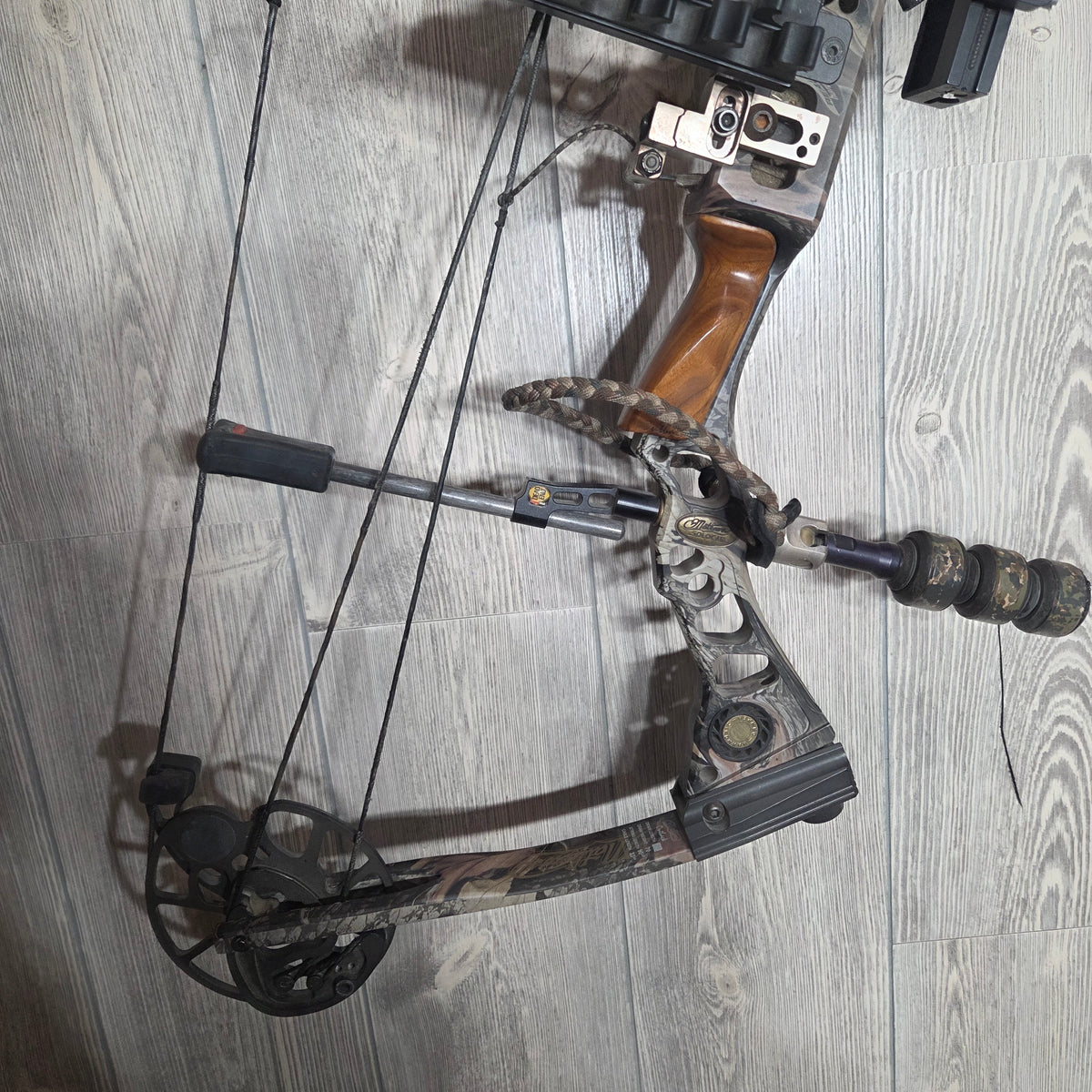 Used Mathews Outback RH 30" 70lbs Package