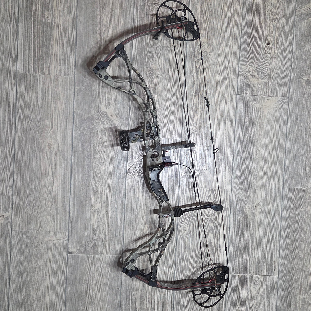 Used Bowtech Destroyer 340 Package Right Handed 70# Camo