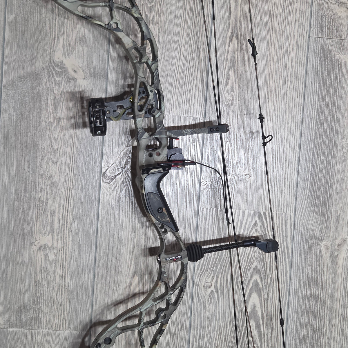 Used Bowtech Destroyer 340 Package Right Handed 70# Camo