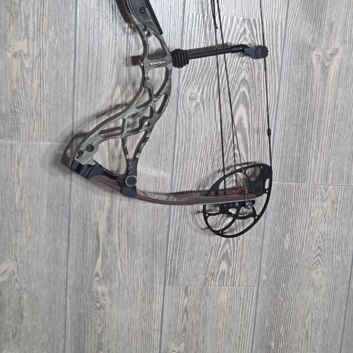 Used Bowtech Destroyer 340 Package Right Handed 70# Camo