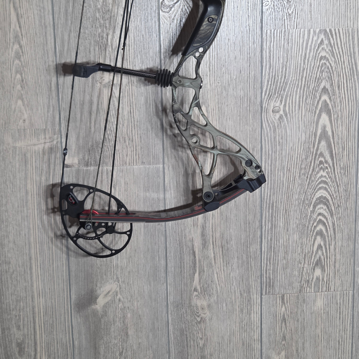 Used Bowtech Destroyer 340 Package Right Handed 70# Camo