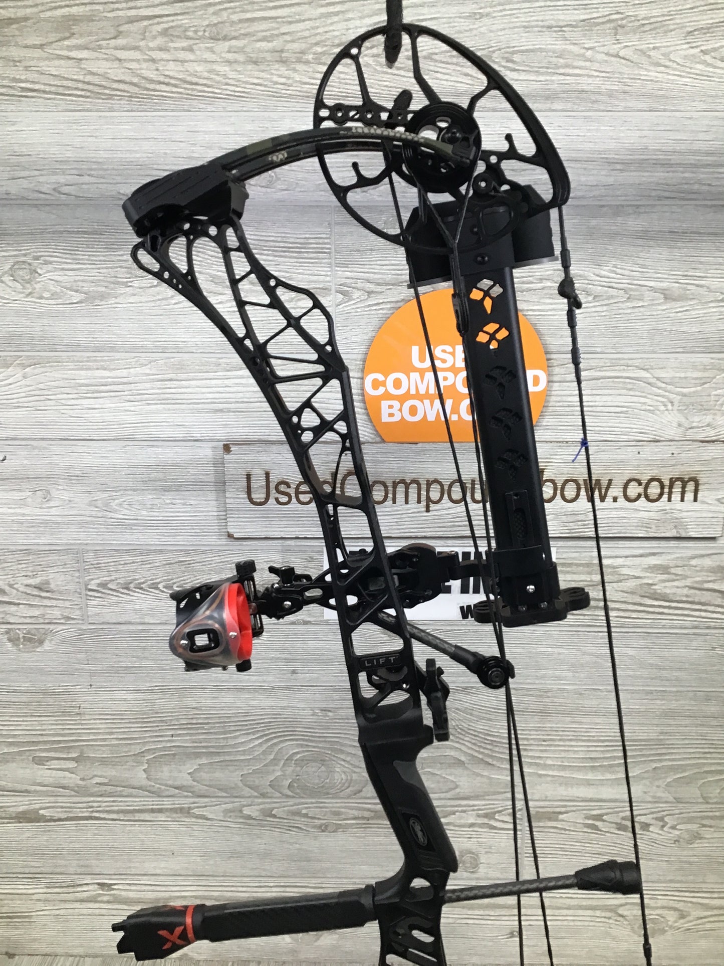 Used Mathews Lift X 29.5 Right Hand Black riser/Kuiu Verde limbs Bow 29.5"/70# package