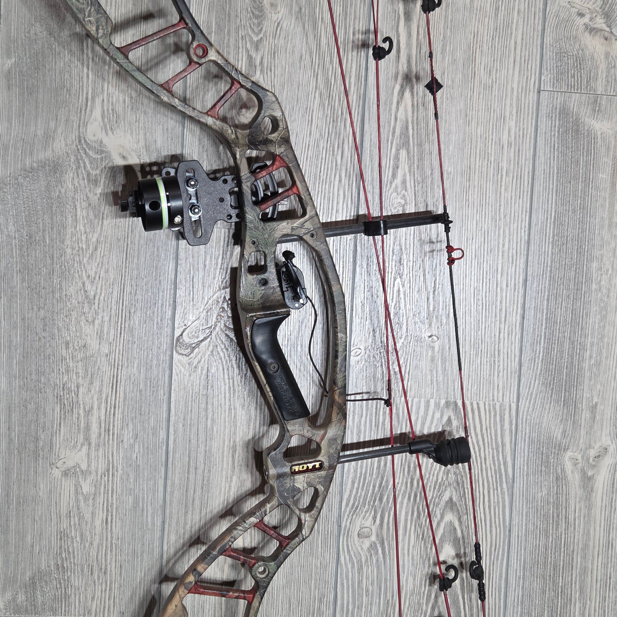 Used Hoyt Powermax RH Realtree Bow Package 60-70LBS