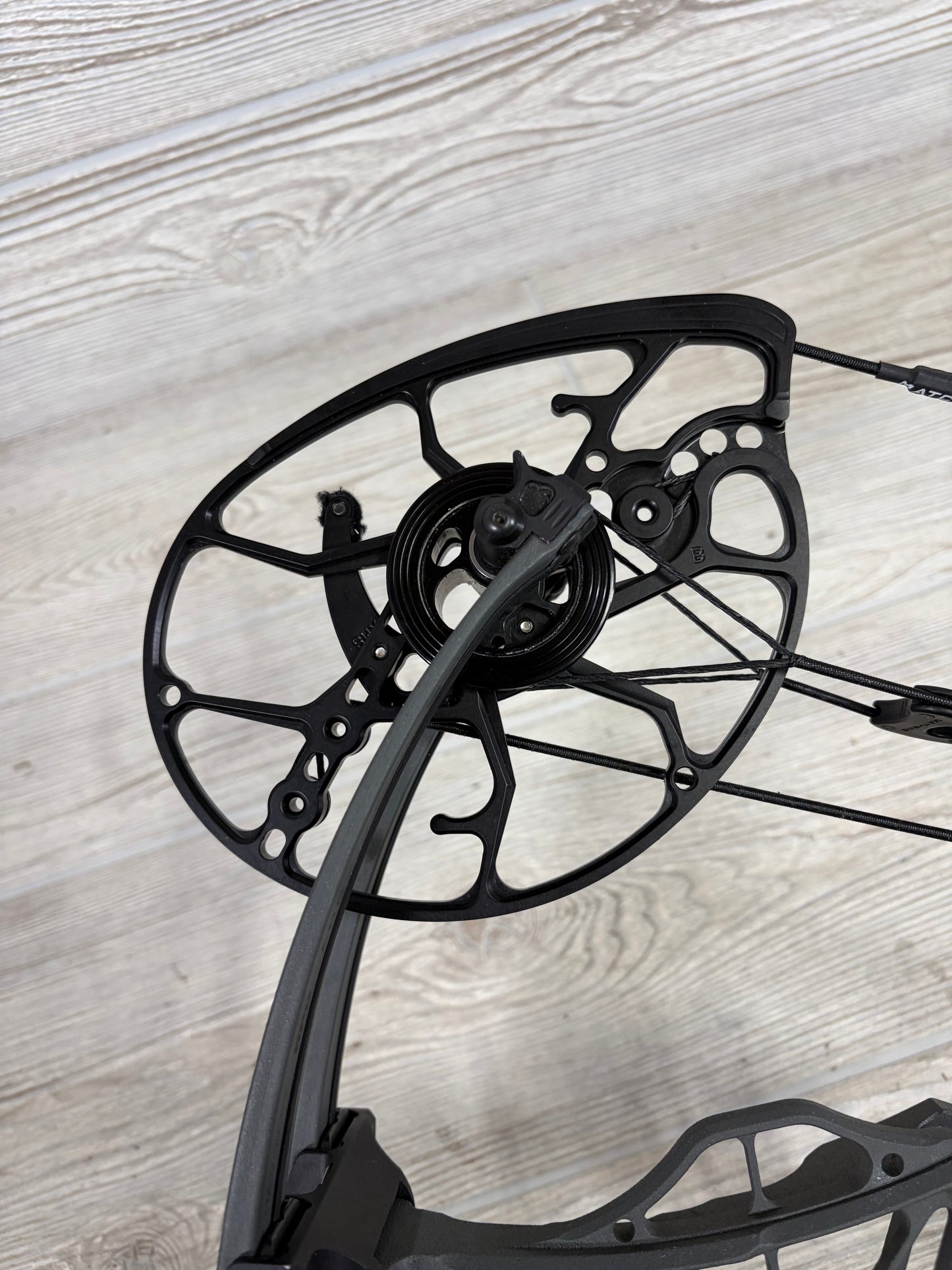 Used Mathews Lift X 29.5 Right Handed Shale with Mathews MX Rest