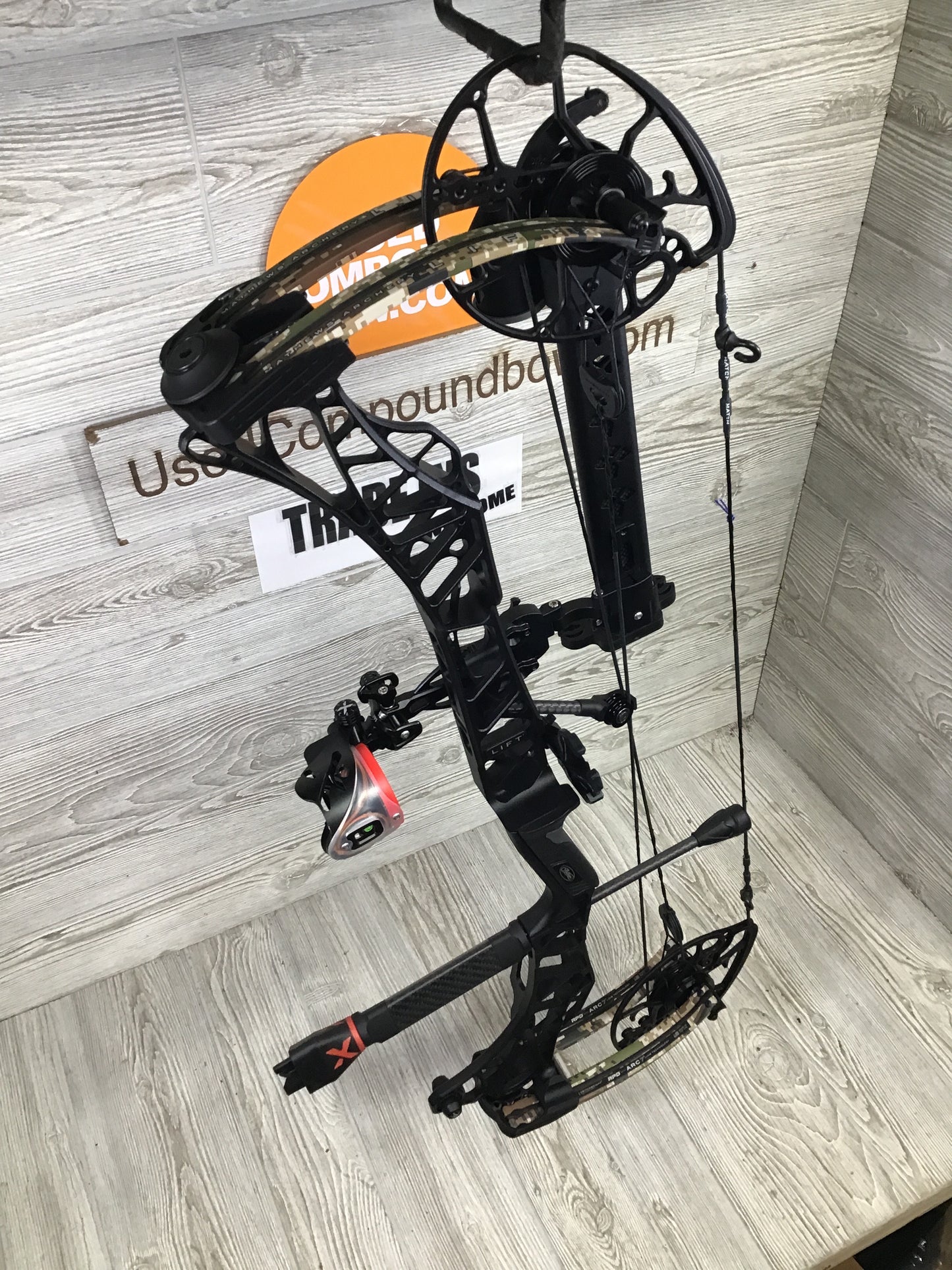 Used Mathews Lift X 29.5 Right Hand 28/70# Black Riser/Subalpine Package