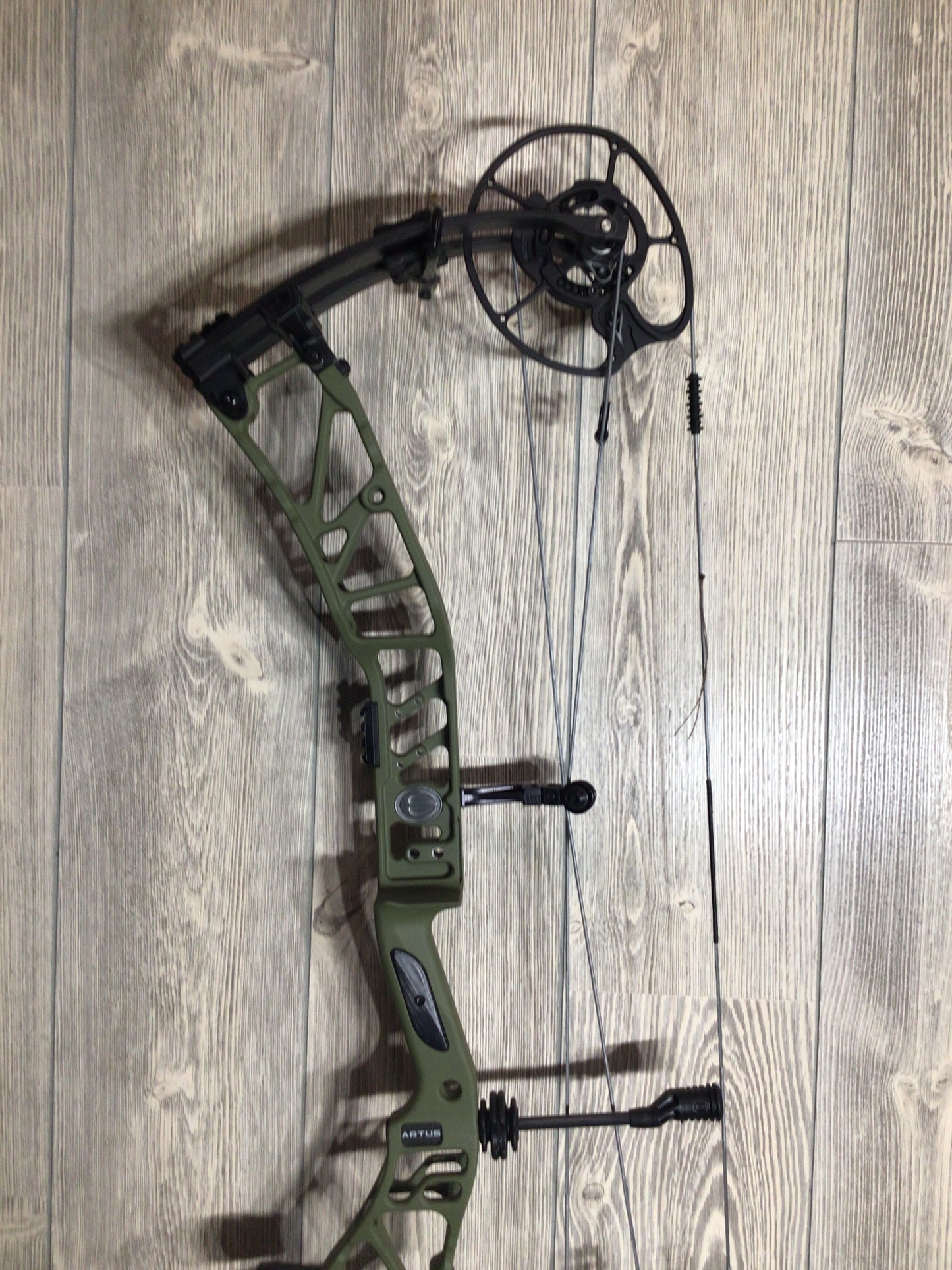 Elite Artus RH OD Green 70# Bow
