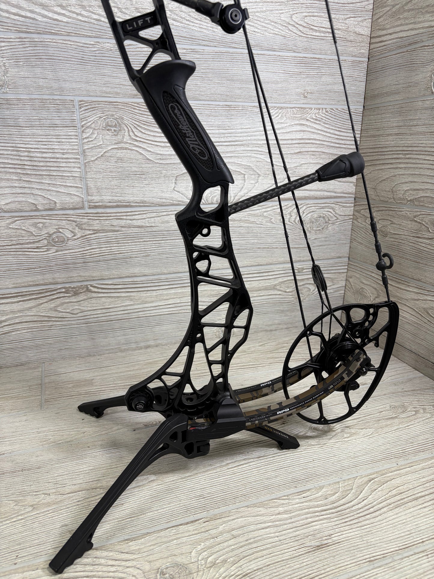 Used Mathews Lift 29.5 Right Handed Black Riser Bottomlands Limbs