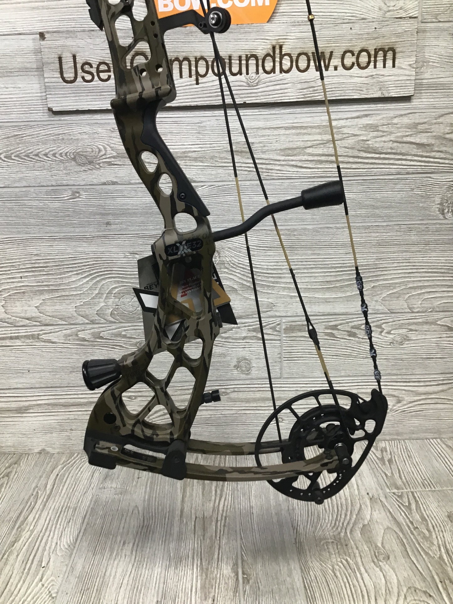 Xpedition Xlite 32 55-65# Mossy Oak Bottomlands 25-30.5"
