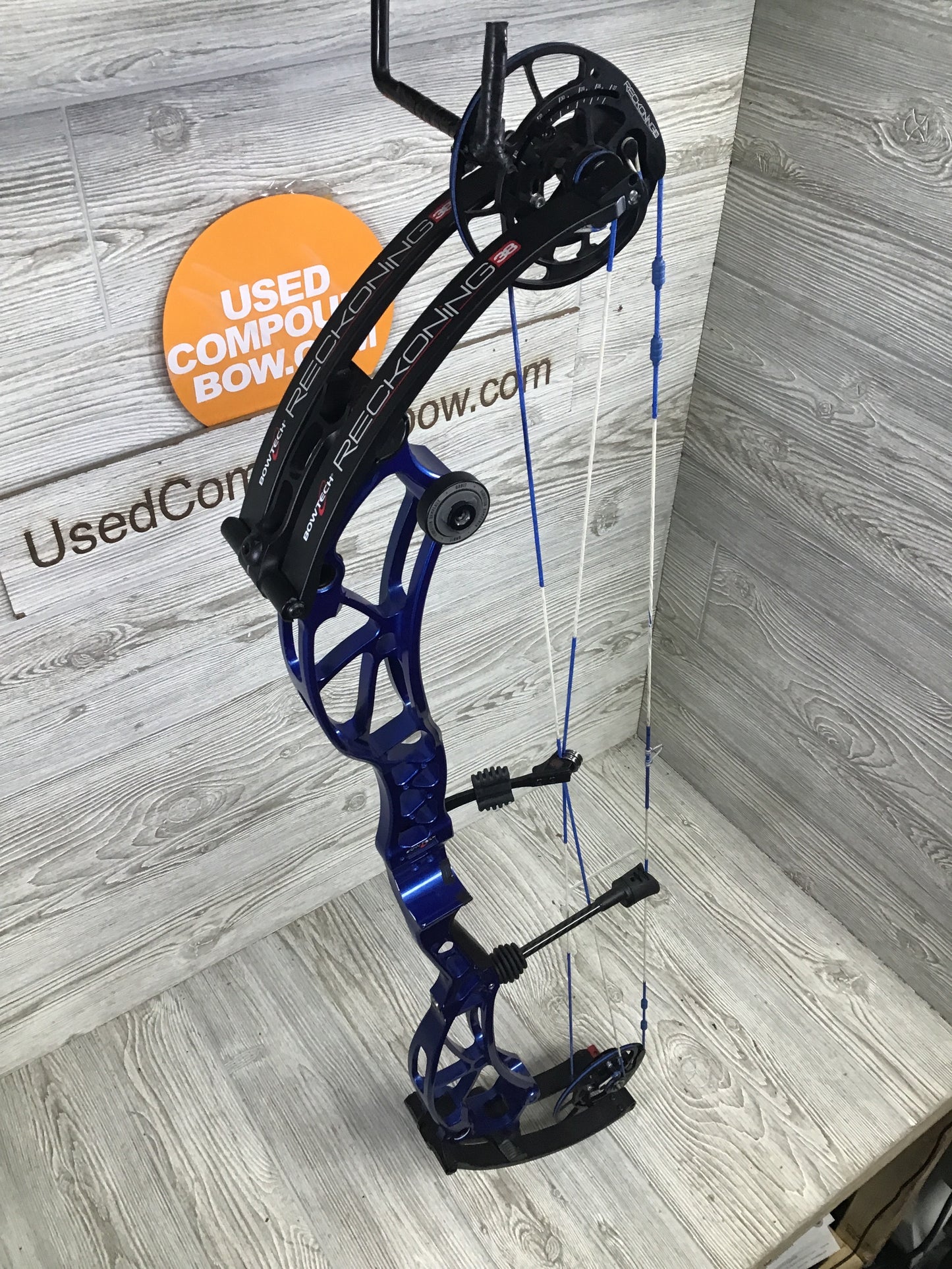 Used Bowtech Reckoning 38 Right Hand Blue Target bow