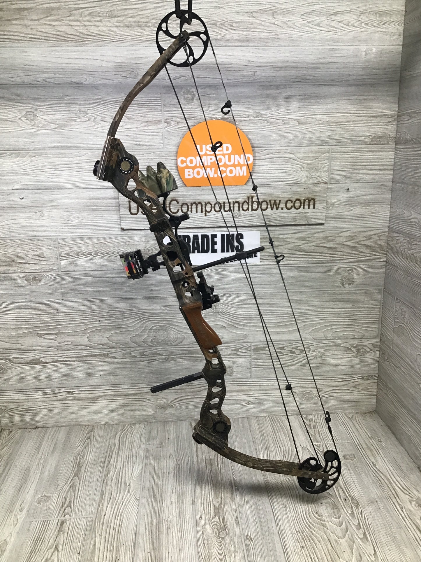 Used Mathews Q2 XL 28" 60lb Right Handed Bow PKG