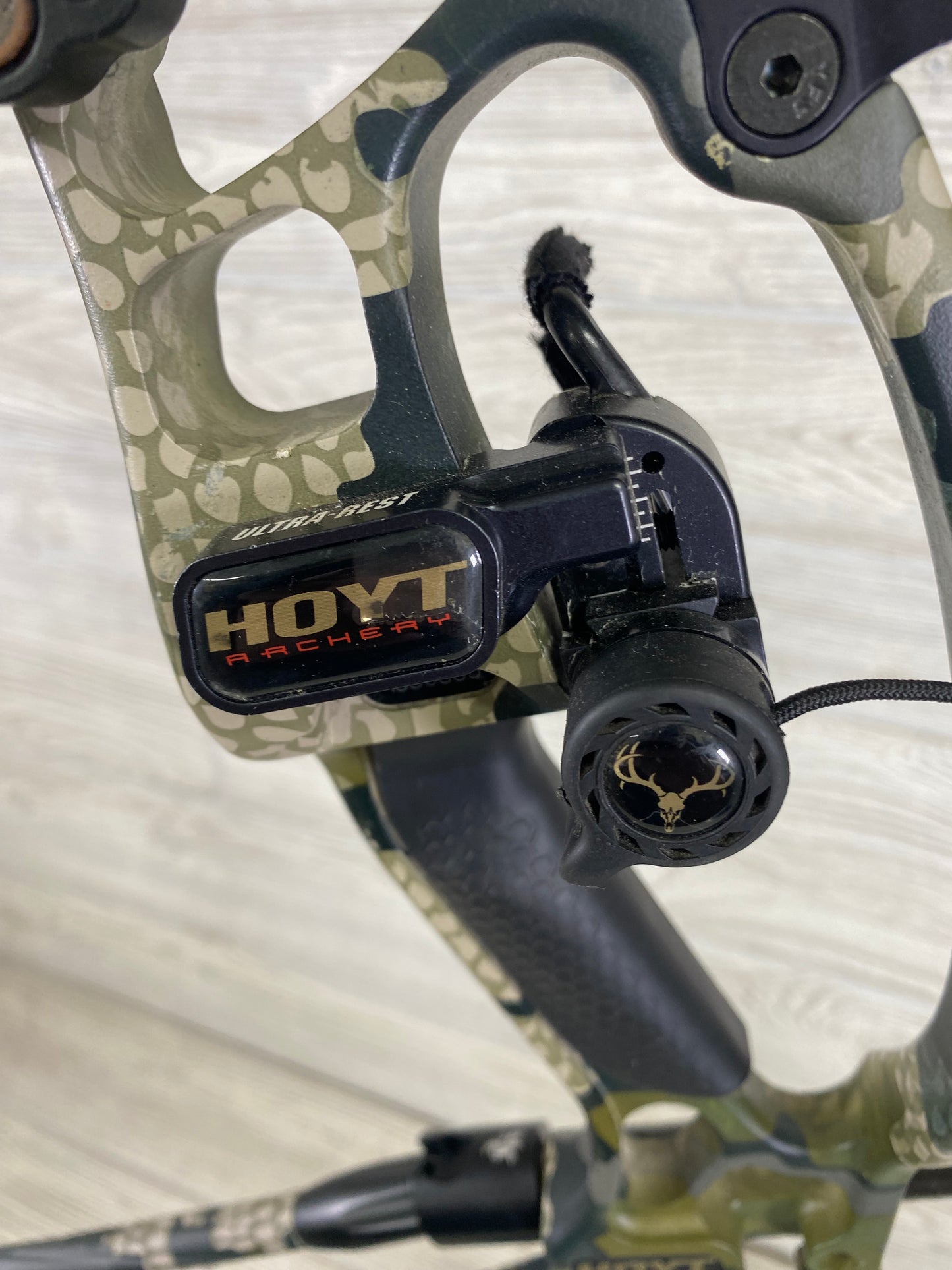 Used Hoyt Helix Left Hand 25-28" 55-65# Package