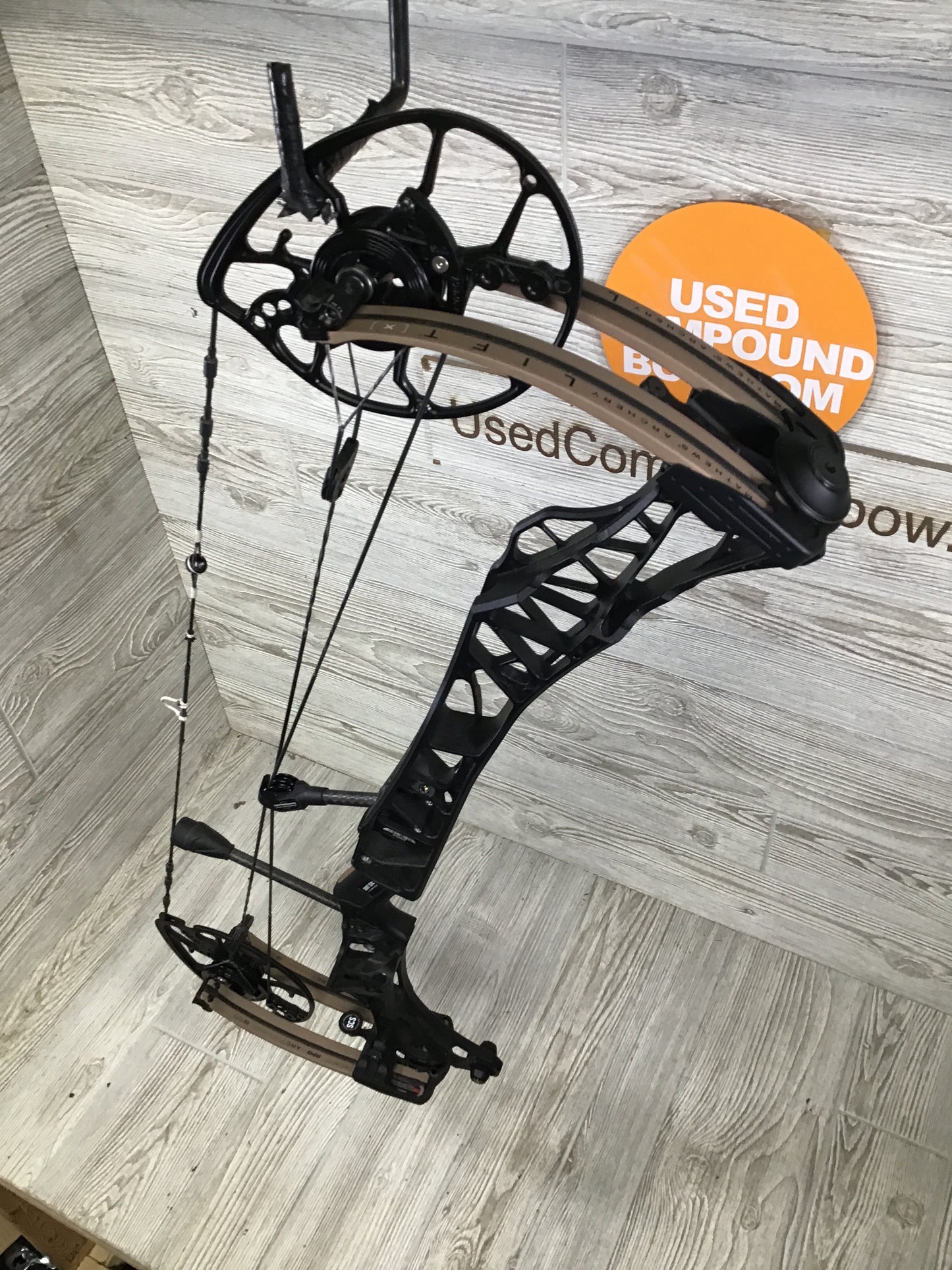 Used Mathews Lift X 29.5 Black W/ Earth Limbs 28.5/70