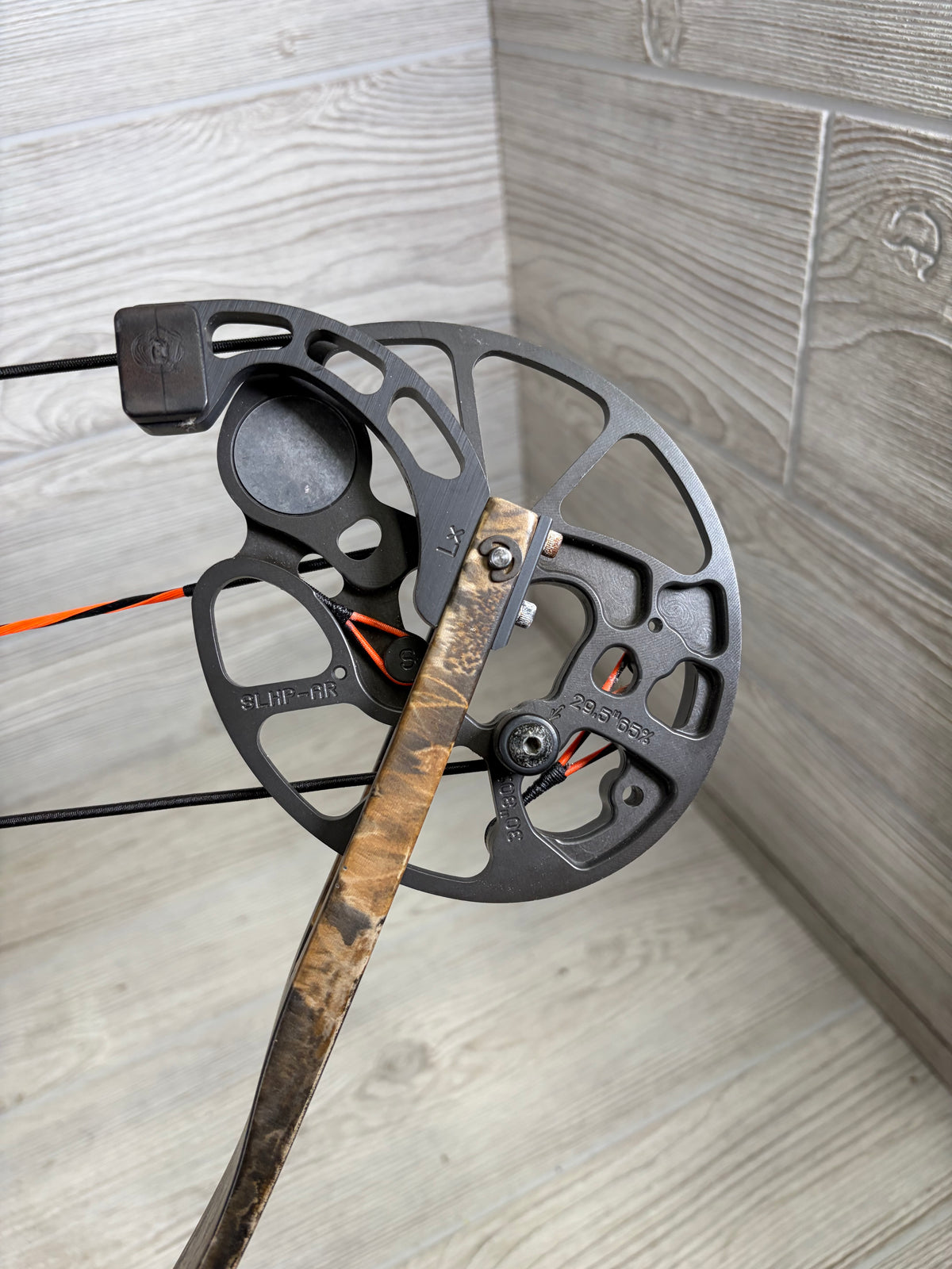 Used Mathews LX 30" 70lb Right Handed Bow Pkg