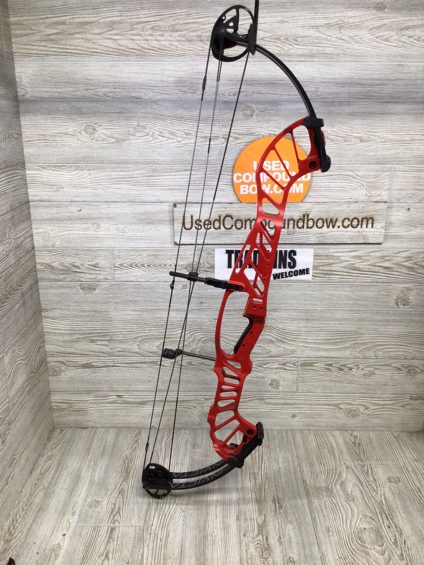 Used Hoyt Invicta 40 SVX cam 50-60# Right Handed 30"-31" Red