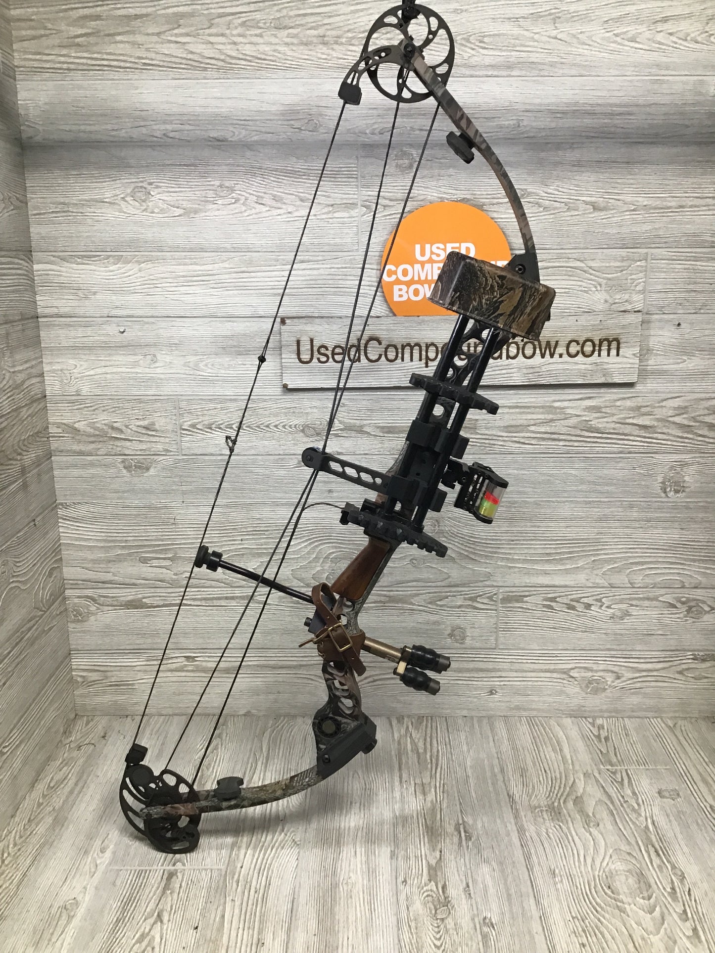 Used Mathews Ovation Right Handed 60# 28" package
