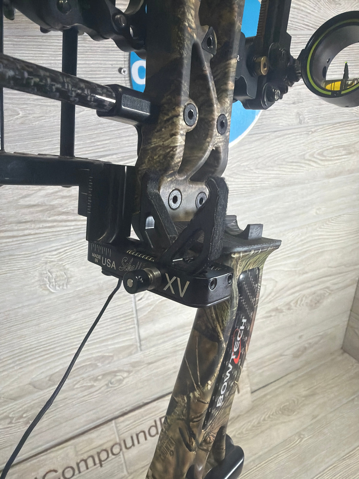 Used Bow tech Carbon Icon 28" 70lb Left Hand Camo Bow Pkg