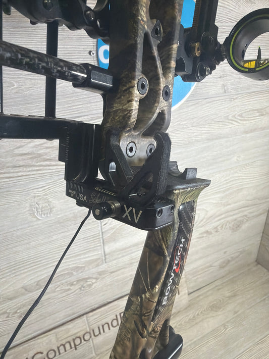 Used Bow tech Carbon Icon 28" 70lb Left Hand Camo Bow Pkg